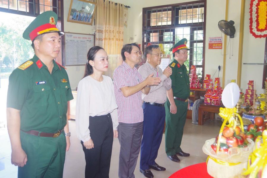 Đoàn Công tác Ban Chỉ đạo 515 tỉnh Quảng Trị dâng hương viếng tri ân các Anh hùng liệt sĩ vừa mới được quy tập.