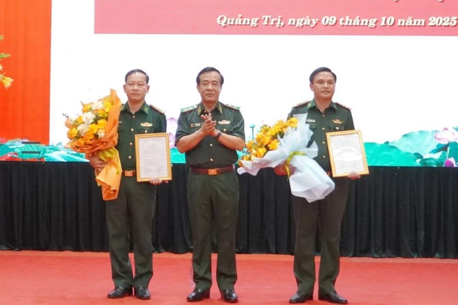 Trung tướng Lê Đức Thái, Tư lệnh BĐBP trao thưởng cho các tập thể.