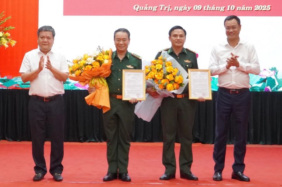 Bí thư Tỉnh ủy Quảng Trị Lê Ngọc Quang và Chủ tịch UBND tỉnh Trần Phong khen thưởng các tập thể.