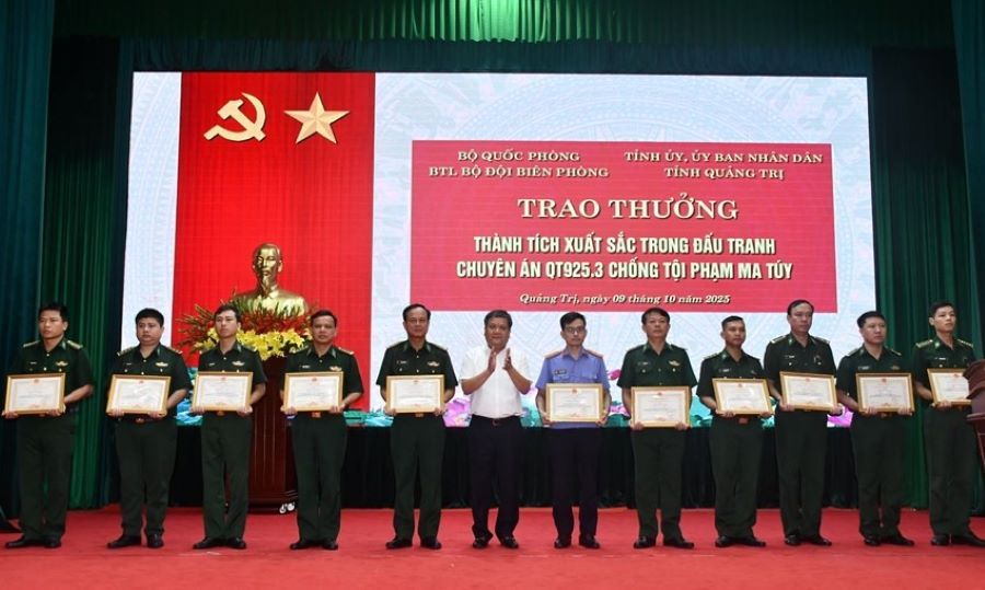 Chủ tịch UBND tỉnh Quảng Trị Trần Phong tặng bằng khen cho các cá nhân.