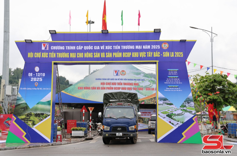 Cổng chào Hội chợ xúc tiến thương mại cho nông sản và sản phẩm OCOP khu vực Tây Bắc - Sơn La 2025.