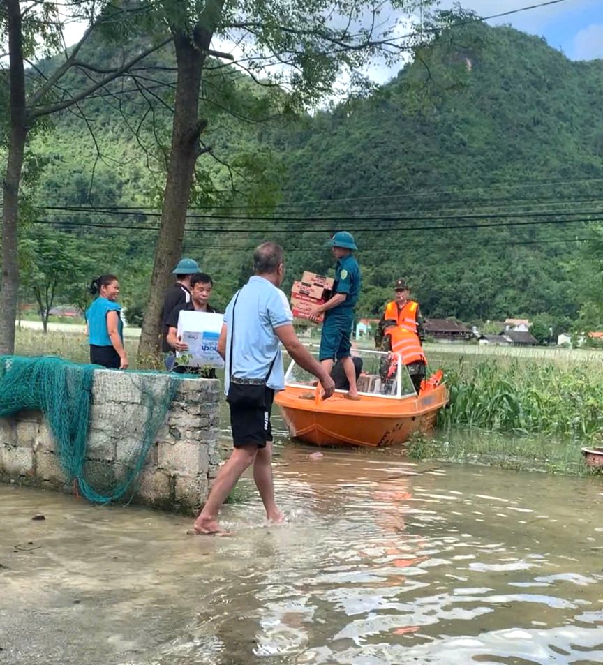 H&agrave;ng h&oacute;a được chuyển đến địa b&agrave;n c&aacute;c th&ocirc;n bị c&ocirc; lập tại x&atilde; Bắc Sơn