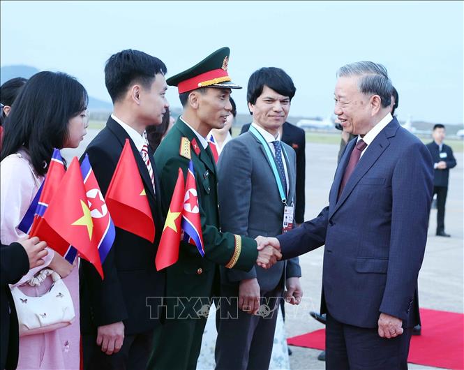 Cán bộ, nhân viên Đại sứ quán Việt Nam tại Triều Tiên đón Tổng Bí thư Tô Lâm tại Sân bay quốc tế Bình Nhưỡng. Ảnh: Thống Nhất/TTXVN