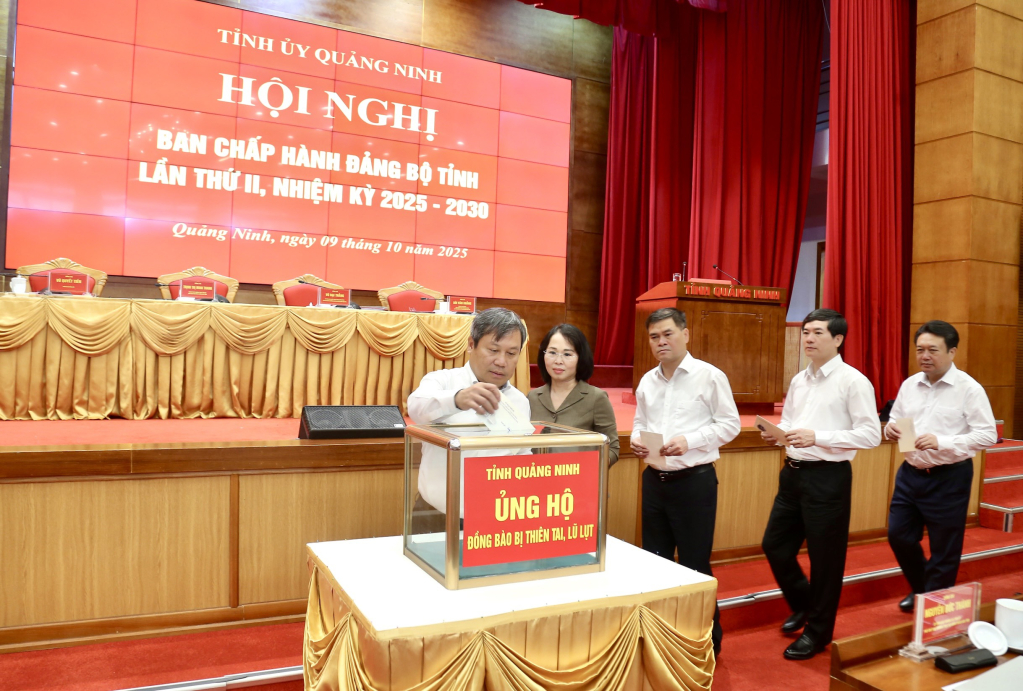 Thường trực Tỉnh ủy, Ban Thường vụ Tỉnh ủy Quảng Ninh quyên góp, ủng hộ đồng bào khắc phục hậu quả bão lũ. Thường trực Tỉnh ủy, Ban Thường vụ Tỉnh ủy Quảng Ninh quyên góp, ủng hộ đồng bào khắc phục hậu quả bão lũ.