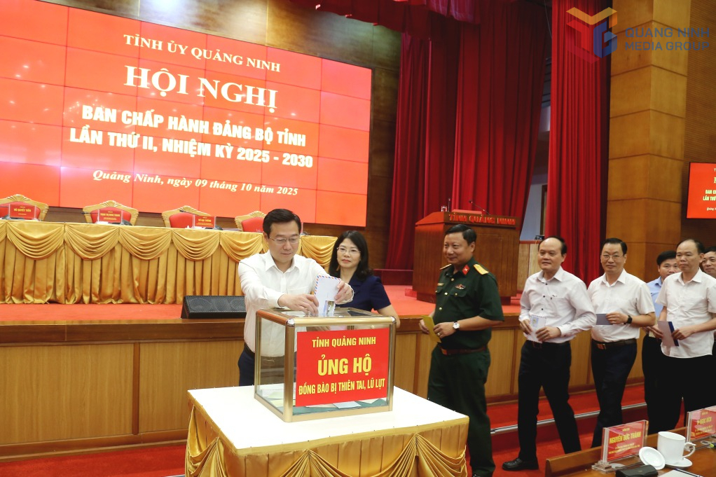 Ủy viên Ban Chấp hành Đảng bộ tỉnh Quảng Ninh quyên góp, ủng hộ đồng bào khắc phục hậu quả bão lũ. Ủy viên Ban Chấp hành Đảng bộ tỉnh Quảng Ninh quyên góp, ủng hộ đồng bào khắc phục hậu quả bão lũ.