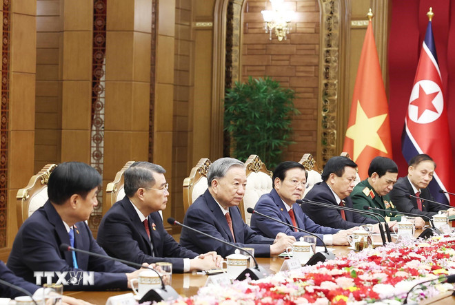 Tổng Bí thư Tô Lâm và Đoàn cấp cao Việt Nam tại cuộc hội đàm với Tổng Bí thư, Chủ tịch Quốc vụ CHDCND Triều Tiên Kim Jong Un. (Ảnh: Thống Nhất/TTXVN)