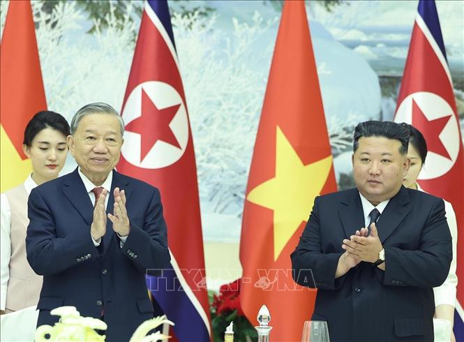 Tổng Bí thư Tô Lâm và Tổng Bí thư, Chủ tịch Quốc vụ Triều Tiên Kim Jong Un tại Tiệc chiêu đãi. Ảnh: Thống Nhất/TTXVN Tổng Bí thư Tô Lâm và Tổng Bí thư, Chủ tịch Quốc vụ Triều Tiên Kim Jong Un tại Tiệc chiêu đãi. Ảnh: Thống Nhất/TTXVN