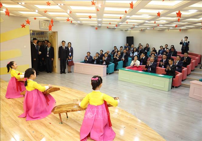Tổng Bí thư Tô Lâm và các đại biểu thưởng thức chương trình biểu diễn văn nghệ chào mừng của các cháu thiếu nhi Trường mẫu giáo Kiêng Sang. Ảnh: Thống Nhất/TTXVN Tổng Bí thư Tô Lâm và các đại biểu thưởng thức chương trình biểu diễn văn nghệ chào mừng của các cháu thiếu nhi Trường mẫu giáo Kiêng Sang. Ảnh: Thống Nhất/TTXVN