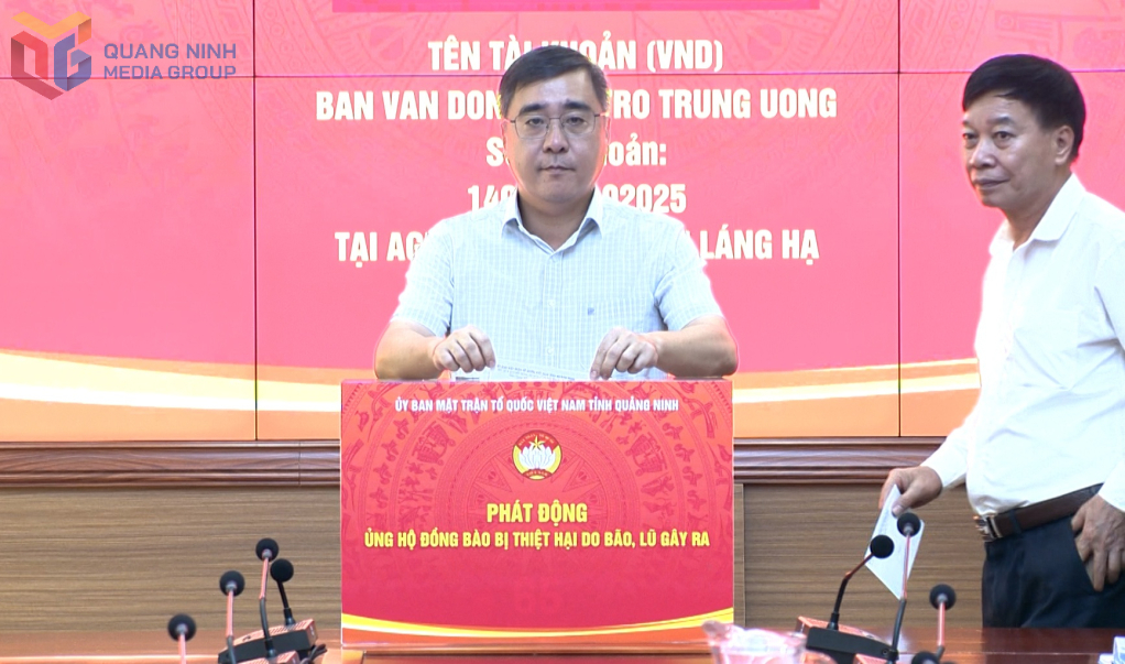 Lãnh đạo Ủy ban MTTQ Việt Nam tỉnh Quảng Ninh ủng hộ đồng bào bị ảnh hưởng bởi thiên tai tại lễ phát động.