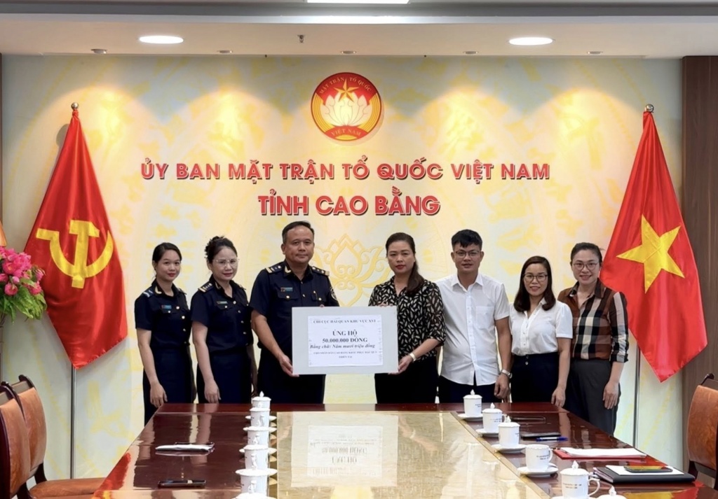 Lãnh đạo Hải quan khu vực XVI trao tiền ủng hộ tới lãnh đạo Ủy ban Mặt trận Tổ quốc Việt Nam tỉnh Cao Bằng. Ảnh: TB