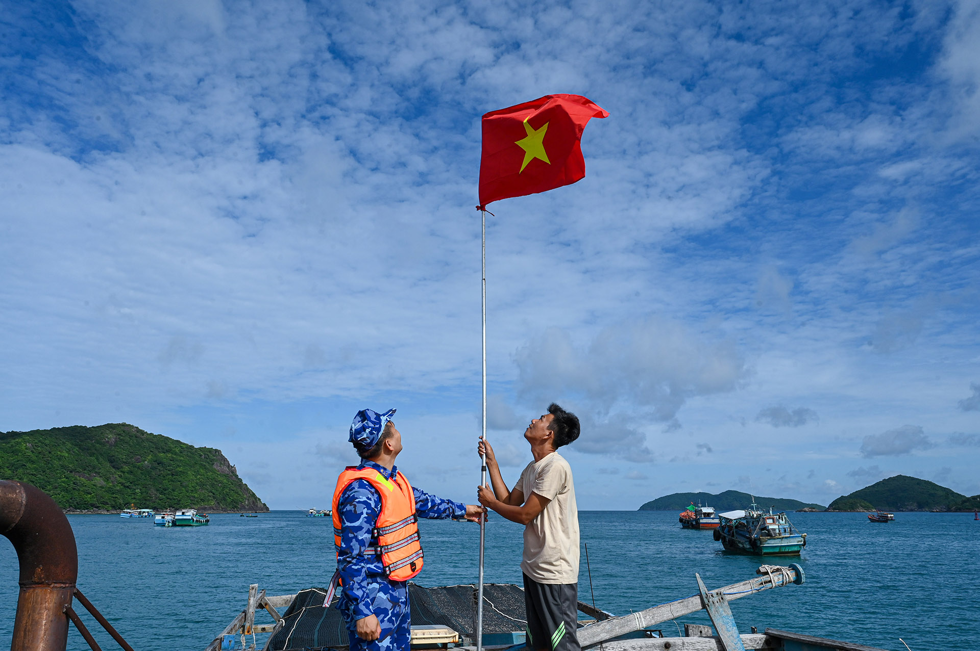 Cờ Tổ quốc tung bay trên các con tàu