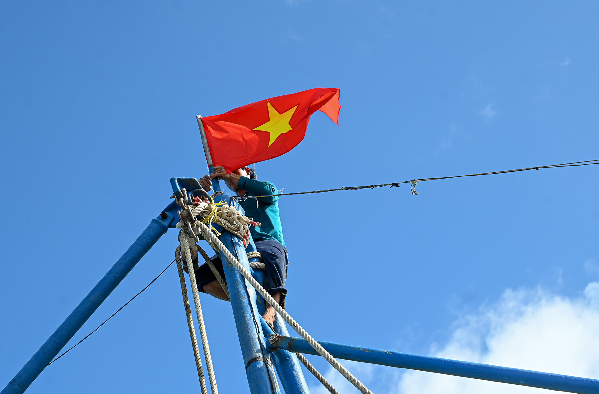 Cờ Tổ quốc tung bay trên các con tàu.