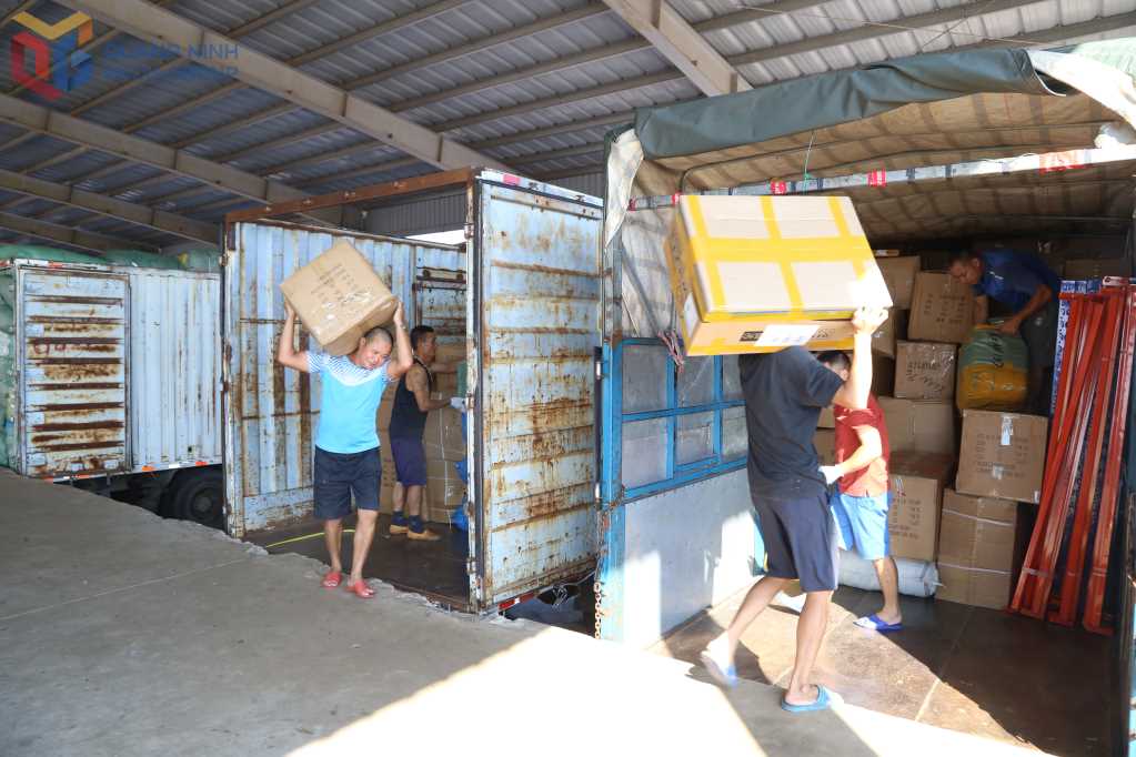 Bốc xếp hàng hoá tại bãi kiểm hoá Lối mở Km3+4 Hải Yên, phường Móng Cái 3.