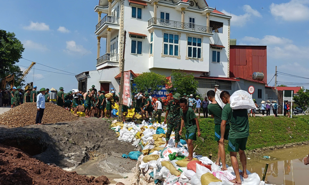 Gần 200 cán bộ, chiến sĩ Bộ Chỉ huy quân sự tỉnh Bắc Ninh và Sư đoàn 3 (Quân khu 1) khắc phục mạch đùn, mạch sủi tại Trạm bơm Bầu, thôn Cẩm Bào, xã Xuân Cẩm. Gần 200 cán bộ, chiến sĩ Bộ Chỉ huy quân sự tỉnh Bắc Ninh và Sư đoàn 3 (Quân khu 1) khắc phục mạch đùn, mạch sủi tại Trạm bơm Bầu, thôn Cẩm Bào, xã Xuân Cẩm.