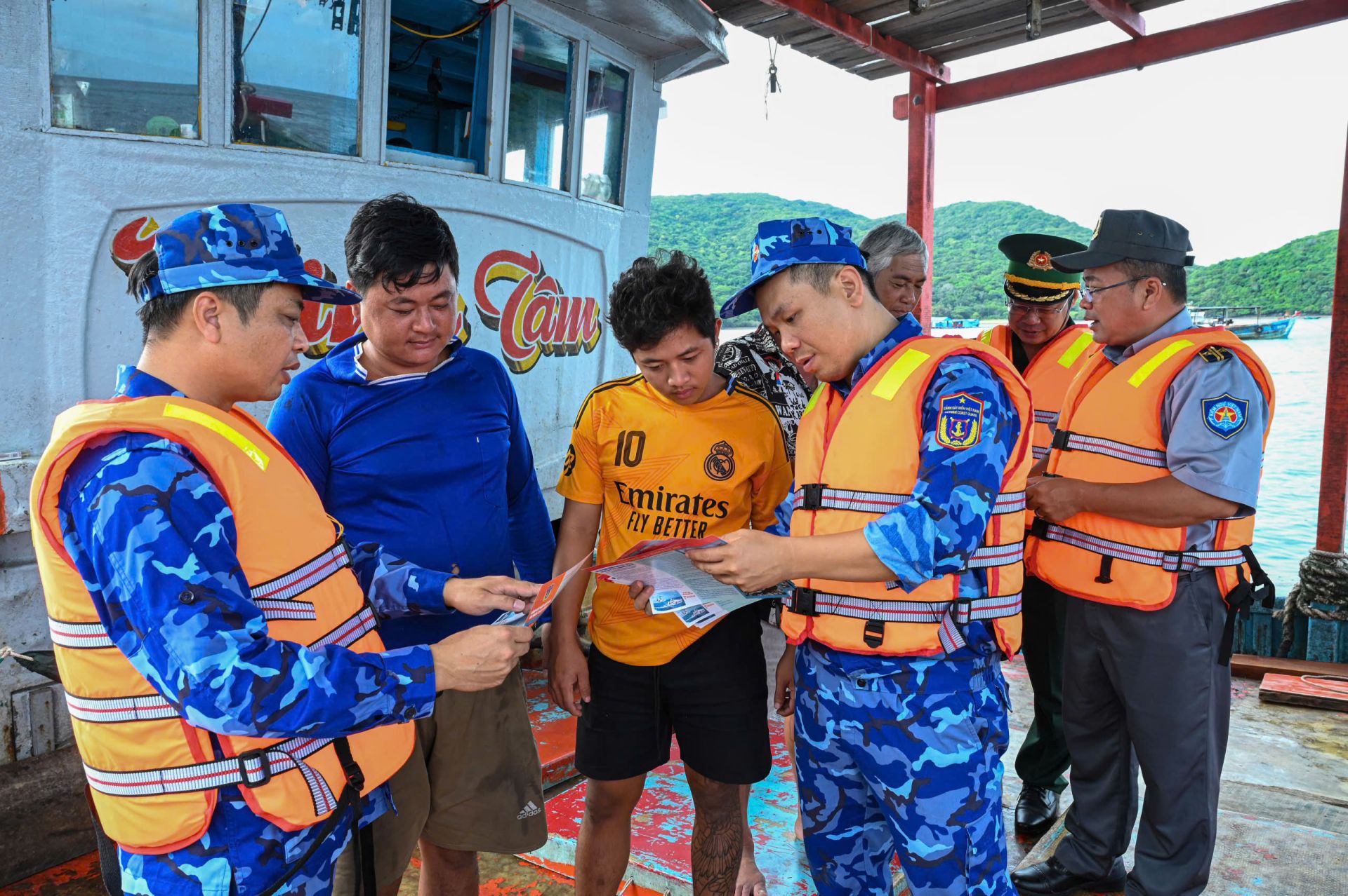 Phát tờ rơi, sổ tay và tài liệu tuyên truyền cho ngư dân.