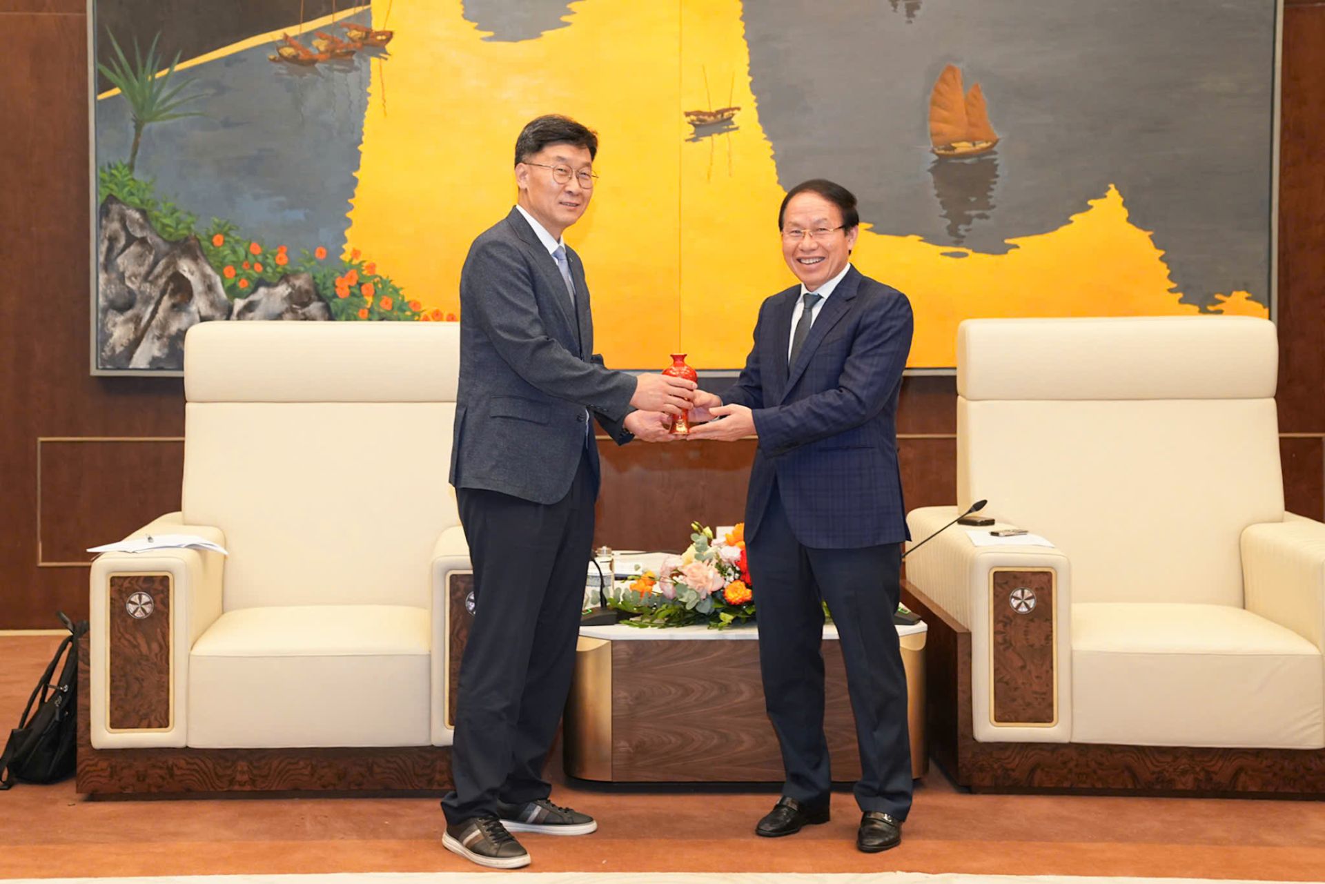 Đồng chí Bí thư Thành ủy Lê Tiến Châu trao quà lưu niệm cho Tiến sĩ Chang Joon Yeon - Trưởng Đoàn công tác Viện Khoa học và Công nghệ Hàn Quốc (KIST).