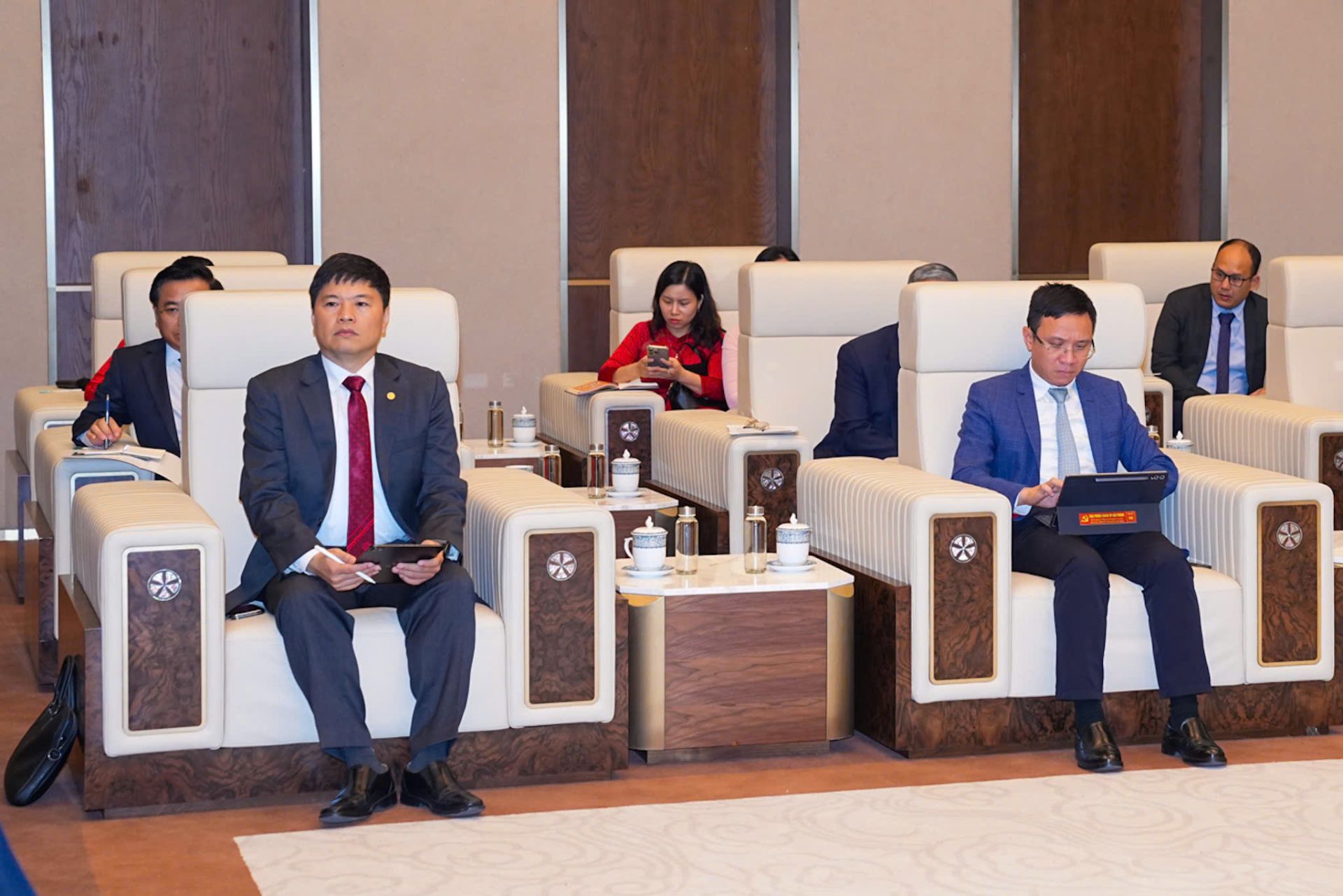 Đồng chí Hoàng Minh Cường, Phó Chủ tịch UBND thành phố; Đào Trọng Đức, Chánh Văn phòng Thành ủy cùng dự buổi làm việc.