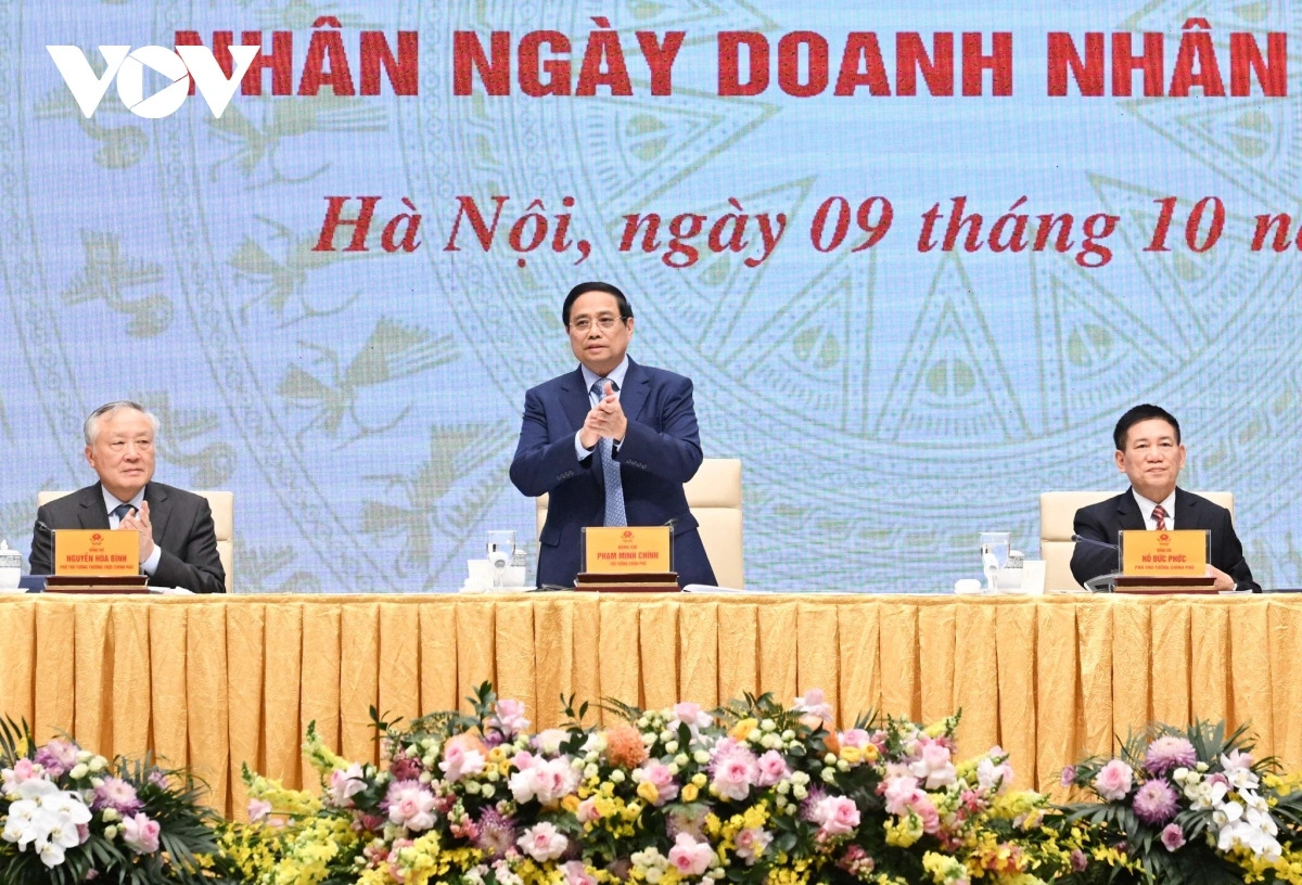 Thủ tướng Phạm Minh Ch&iacute;nh chủ tr&igrave; Hội nghị gặp mặt đại diện doanh nghiệp nh&acirc;n Ng&agrave;y Doanh nh&acirc;n Việt Nam