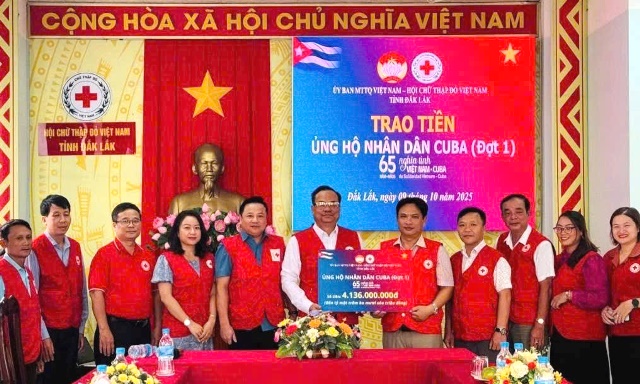 Lãnh đạo Hội Chữ thập đỏ tỉnh Đắk Lắk trao bảng tượng trưng số tiền ủng hộ nhân dân Cuba cho lãnh đạo Trung ương Hội Chữ thập đỏ Việt Nam