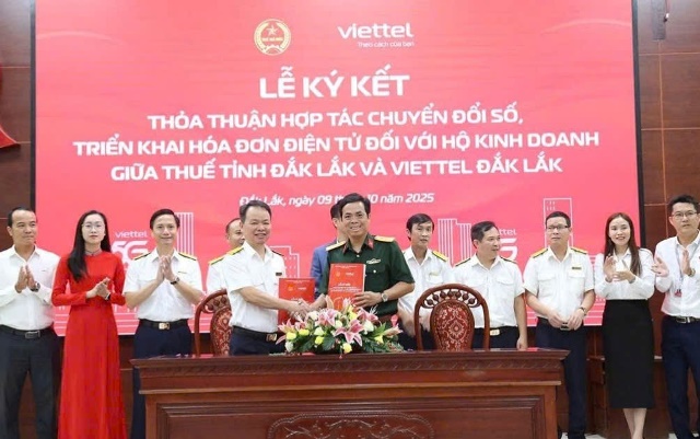 Lãnh đạo Viettel Đắk Lắk và Thuế tỉnh Đắk Lắk ký kết thỏa thuận hợp tác. Lãnh đạo Viettel Đắk Lắk và Thuế tỉnh Đắk Lắk ký kết thỏa thuận hợp tác.