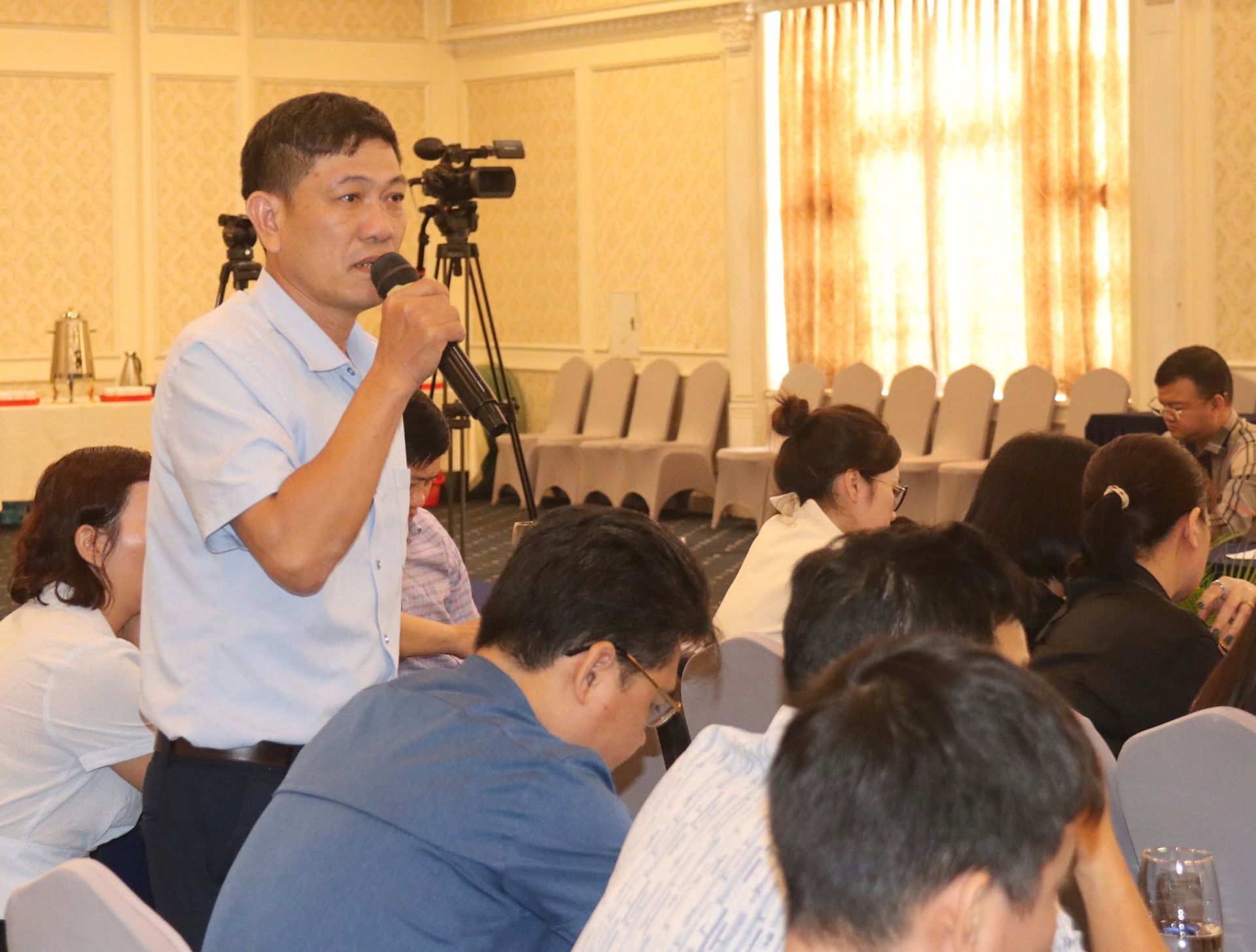 Cán bộ làm công tác chuyên môn tại xã, phường phát biểu ý kiến tại buổi Tọa đàm. Cán bộ làm công tác chuyên môn tại xã, phường phát biểu ý kiến tại buổi Tọa đàm.