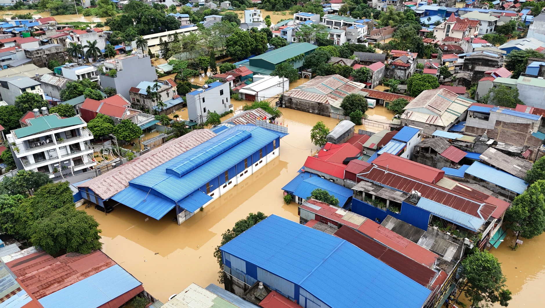 Nước lũ bủa vây nhà cửa, tài sản của người dân trên địa bàn TP. Thái Nguyên Ảnh: NT