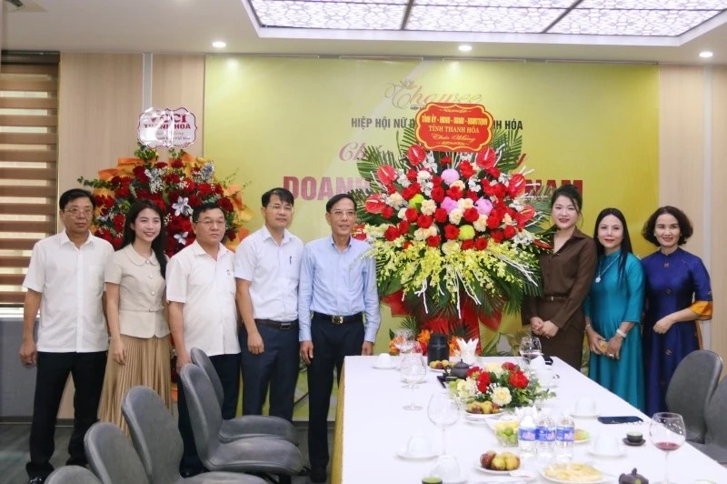 Phó Chủ tịch UBND tỉnh Đầu Thanh Tùng tặng hoa chúc mừng Hiệp hội Doanh nhân nữ tỉnh.