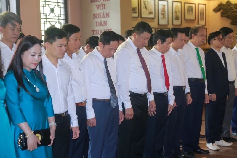 Trong không khí trang nghiêm, thành kính, các DN, doanh nhân đã dành một phút mặc niệm, kính cẩn dâng hoa, dâng hương bày tỏ lòng biết ơn vô hạn đối với Chủ tịch Hồ Chí Minh