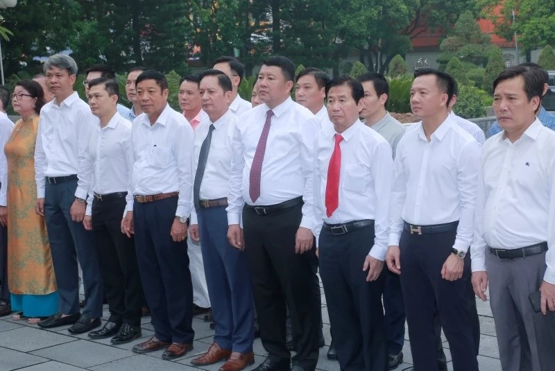 Đoàn Hiệp hội DN tỉnh dâng hương tại Khu văn hóa tưởng niệm Chủ tịch Hồ Chí Minh (phường Hạc Thành).