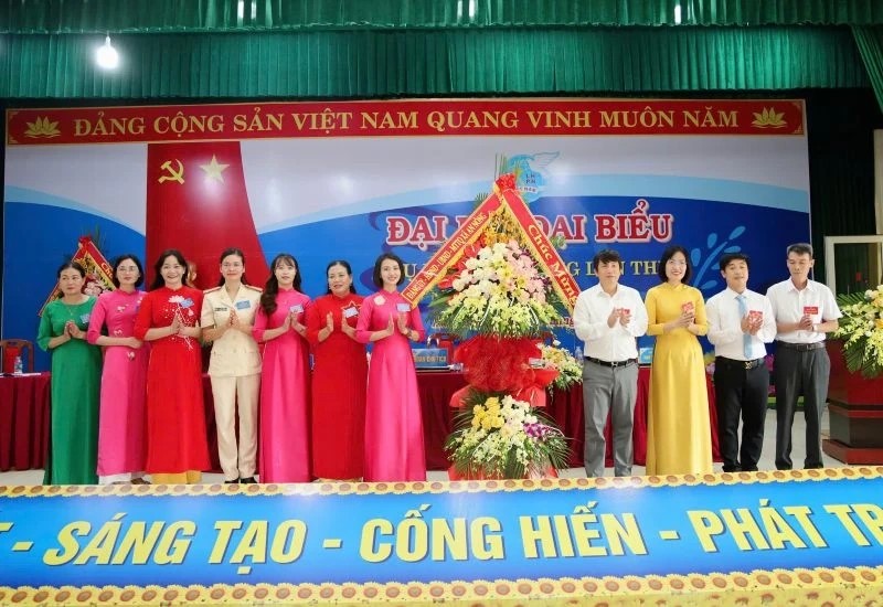 Lãnh đạo Đảng ủy xã An Nông tặng hoa chúc mừng Đại hội. Lãnh đạo Đảng ủy xã An Nông tặng hoa chúc mừng Đại hội.