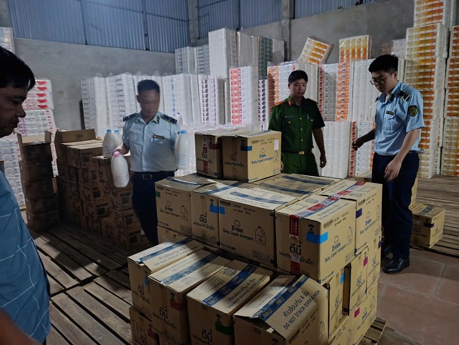 Lực lượng chức năng kiểm tra hàng hóa tại