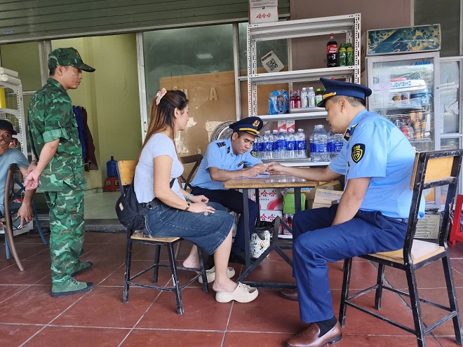 Lạng Sơn: Siết chặt kinh doanh tại cửa khẩu Tân Thanh, yêu cầu tiểu thương ký cam kết chất lượng