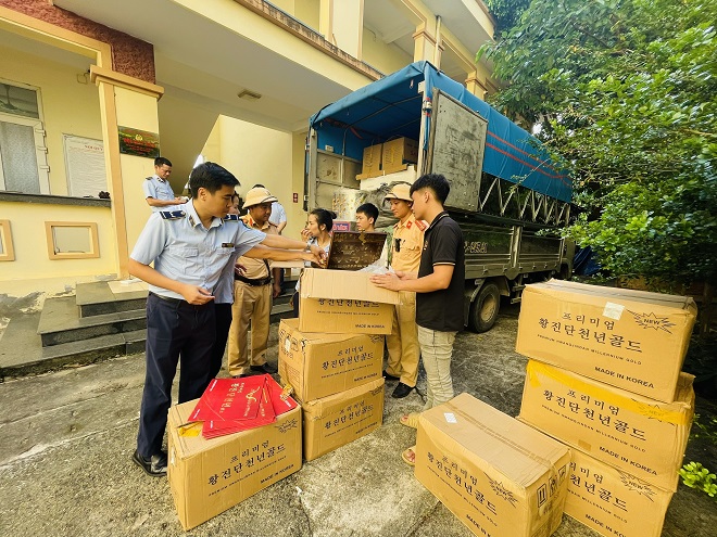 Lực lượng chức năng kiểm tra số hàng hóa trên phương tiện vận tải