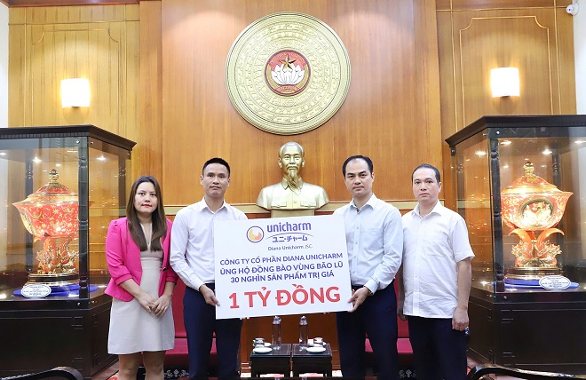 Đại diện Diana Unicharm trao tặng tới Ủy ban Mặt trận Tổ Quốc Việt Nam