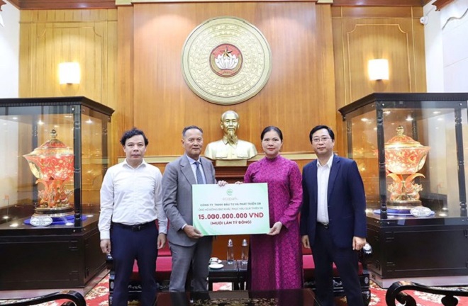 Bà Hà Thị Nga, Uỷ viên Trung ương Đảng, Phó Chủ tịch Uỷ ban Trung ương MTTQ Việt Nam tiếp nhận tấm lòng hảo tâm từ các mạnh thường quân Bà Hà Thị Nga, Uỷ viên Trung ương Đảng, Phó Chủ tịch Uỷ ban Trung ương MTTQ Việt Nam tiếp nhận tấm lòng hảo tâm từ các mạnh thường quân