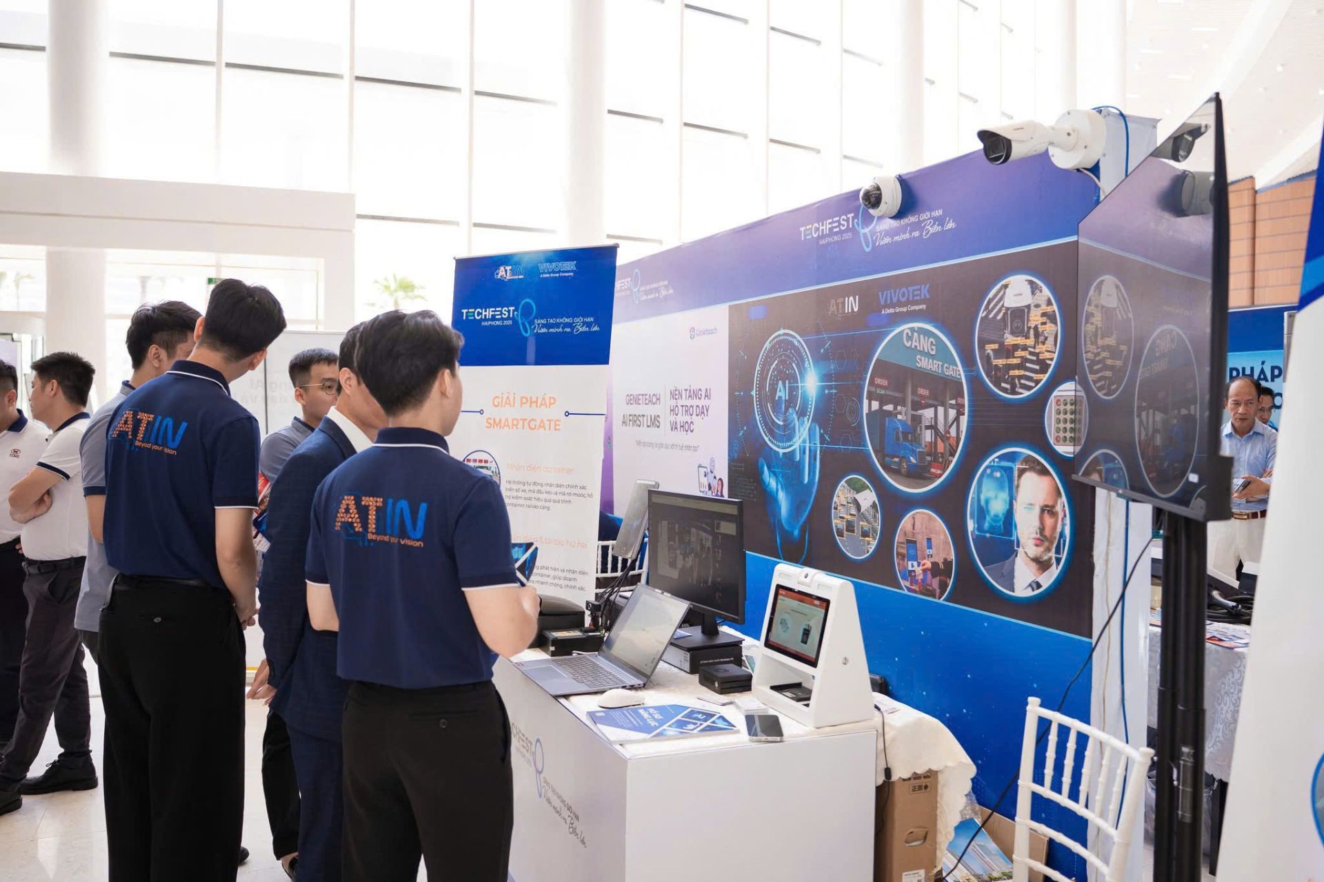 Gian trưng bày và giới thiệu sản phẩm đổi mới sáng tạo trong khuôn khổ Techfest HaiPhong 2025.