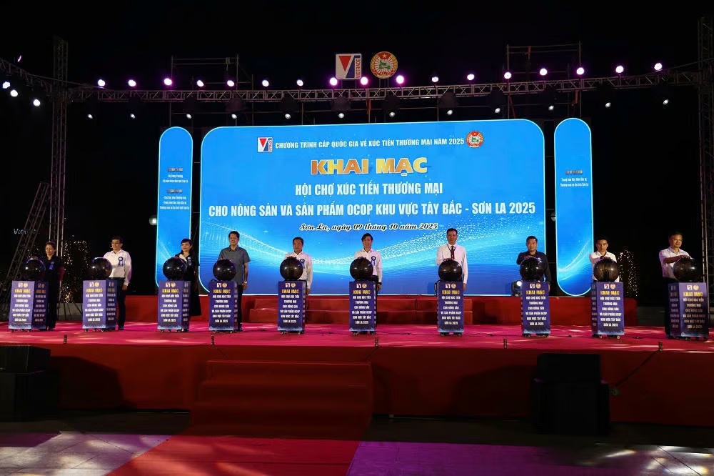 Các đại biểu thực hiện nghi lễ khai mạc.