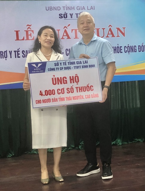Bà Phạm Thị Thanh Hương (bên trái) trao “bảng tượng trưng” ủng hộ đồng bào vùng bão lũ 4.000 cơ số thuốc. Ảnh: VH Bà Phạm Thị Thanh Hương (bên trái) trao “bảng tượng trưng” ủng hộ đồng bào vùng bão lũ 4.000 cơ số thuốc. Ảnh: VH