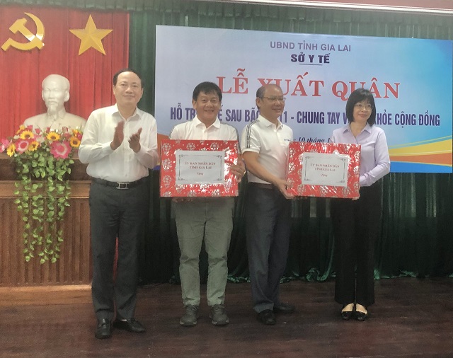 Ông Phạm Anh Tuấn (bìa trái) và bà Nguyễn Thị Thanh Lịch (bìa phải) tặng quà của UBND tỉnh Gia Lai cho đại diện 2 Đội công tác. Ảnh: Viết Hiền Ông Phạm Anh Tuấn (bìa trái) và bà Nguyễn Thị Thanh Lịch (bìa phải) tặng quà của UBND tỉnh Gia Lai cho đại diện 2 Đội công tác. Ảnh: Viết Hiền