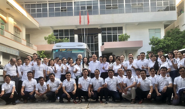 Đoàn công tác chụp ảnh lưu niệm cùng lãnh đạo UBND tỉnh Gia Lai và Sở Y tế Gia Lai trước khi lên đường làm nhiệm vụ. Ảnh: VH Đoàn công tác chụp ảnh lưu niệm cùng lãnh đạo UBND tỉnh Gia Lai và Sở Y tế Gia Lai trước khi lên đường làm nhiệm vụ. Ảnh: VH