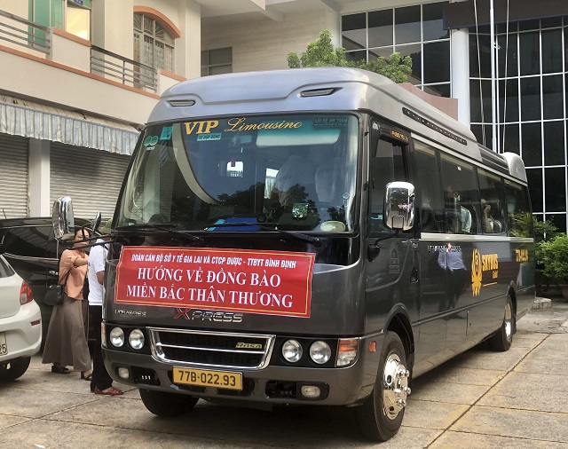 Xe chở Đoàn công tác xuất phát, lên đường làm nhiệm vụ. Ảnh: Viết Hiền Xe chở Đoàn công tác xuất phát, lên đường làm nhiệm vụ. Ảnh: Viết Hiền