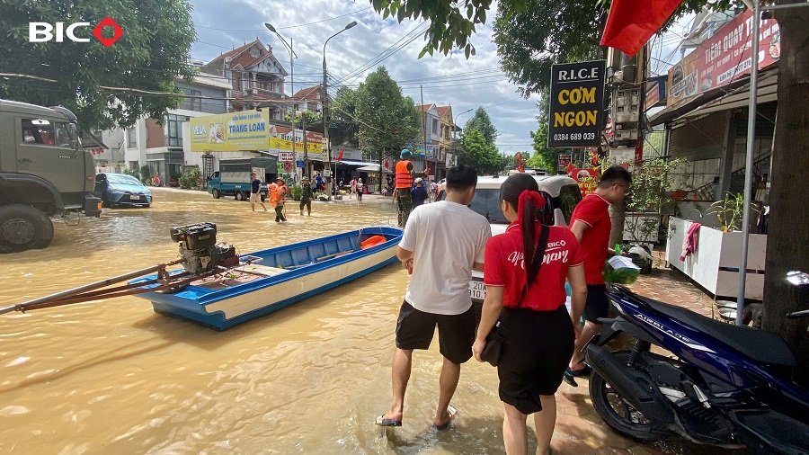 BIC nhanh chóng bố trí phương tiên chuyên dụng để hỗ trợ cán bộ và người dân bị ngập do bão BIC nhanh chóng bố trí phương tiên chuyên dụng để hỗ trợ cán bộ và người dân bị ngập do bão