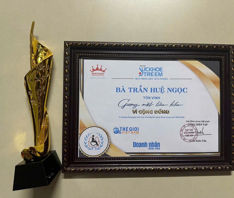 Ngày 30/9/2025 vừa qua, bà vinh dự nhận danh hiệu “Gương mặt tiêu biểu vì cộng đồng” do Tạp chí Sức Khỏe Trẻ Em và các tổ chức xã hội tôn vinh – ghi nhận những đóng góp tích cực, bền bỉ của bà cho các công tác cộng đồng trong năm 2024–2025 Ngày 30/9/2025 vừa qua, bà vinh dự nhận danh hiệu “Gương mặt tiêu biểu vì cộng đồng” do Tạp chí Sức Khỏe Trẻ Em và các tổ chức xã hội tôn vinh – ghi nhận những đóng góp tích cực, bền bỉ của bà cho các công tác cộng đồng trong năm 2024–2025