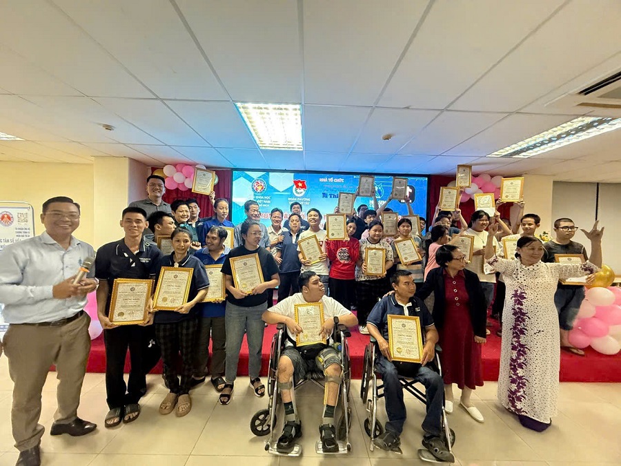 Lan tỏa tinh thần sẻ chia, chung tay kiến tạo cộng đồng nhân ái là điều mà nữ doanh nhân hướng tới Lan tỏa tinh thần sẻ chia, chung tay kiến tạo cộng đồng nhân ái là điều mà nữ doanh nhân hướng tới