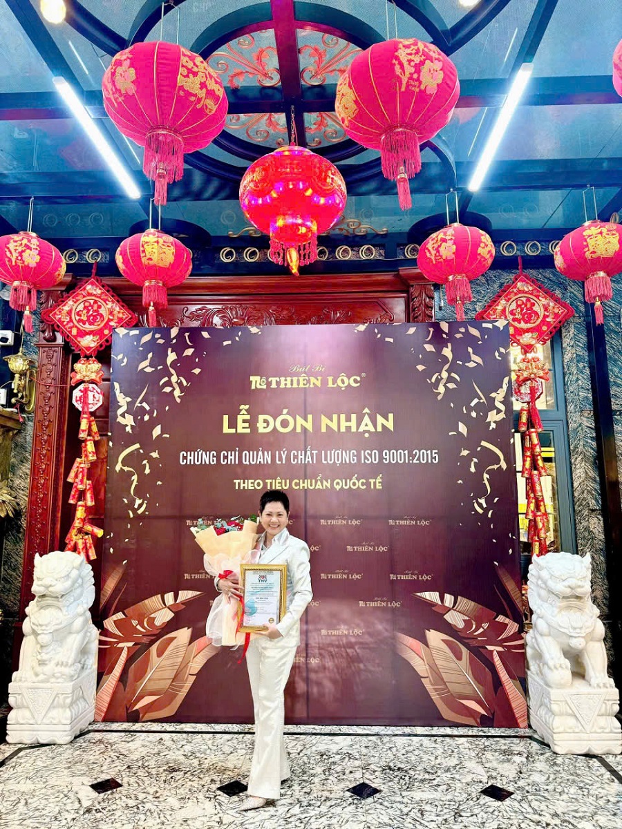 Doanh nhân Trần Huệ Ngọc nhận ISO 9001:2015 Doanh nhân Trần Huệ Ngọc nhận ISO 9001:2015