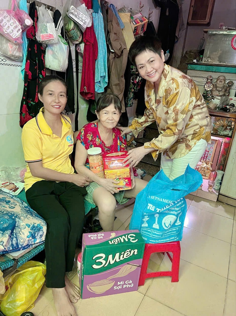 Song song với kinh doanh, bà Trần Huệ Ngọc đã dành hơn 35 năm cho các hoạt động thiện nguyện, giúp đỡ người khuyết tật đến tặng quà cho nạn nhân chất độc da cam… Song song với kinh doanh, bà Trần Huệ Ngọc đã dành hơn 35 năm cho các hoạt động thiện nguyện, giúp đỡ người khuyết tật đến tặng quà cho nạn nhân chất độc da cam…