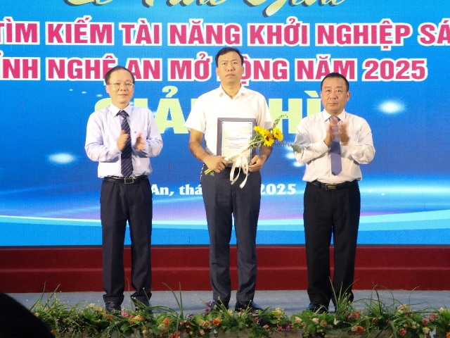 Phó Chủ tịch UBND tỉnh Nguyễn Văn Đệ và Phó Chủ tịch Liên đoàn Thương mại và Công nghiệp Việt Nam Bùi Trung Nghĩa trao giải Nhì cho Dự án “Tin Học Trẻ Pro – Nền tảng học lập trình trực tuyến và luyện thi cho học sinh Tiểu học, THCS”.