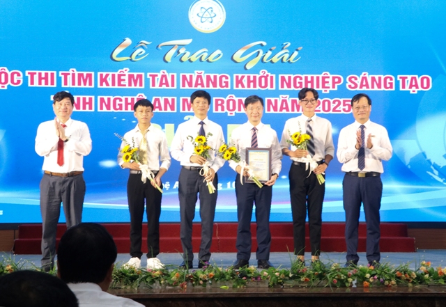 Ban Tổ chức cuộc thi trao giải 3 cho Dự án RÔ-BỐT tự hành vận chuyển hàng.