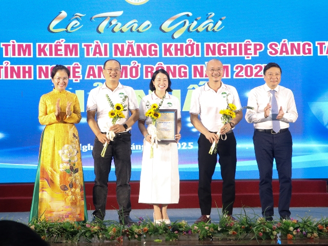 Chủ tịch UBND tỉnh Lê Hồng Vinh và Phó Bí thư Tỉnh ủy Võ Thị Minh Sinh trao giải Nhất cho Dự án Sàn thương mại điện tử ocopai.vn.