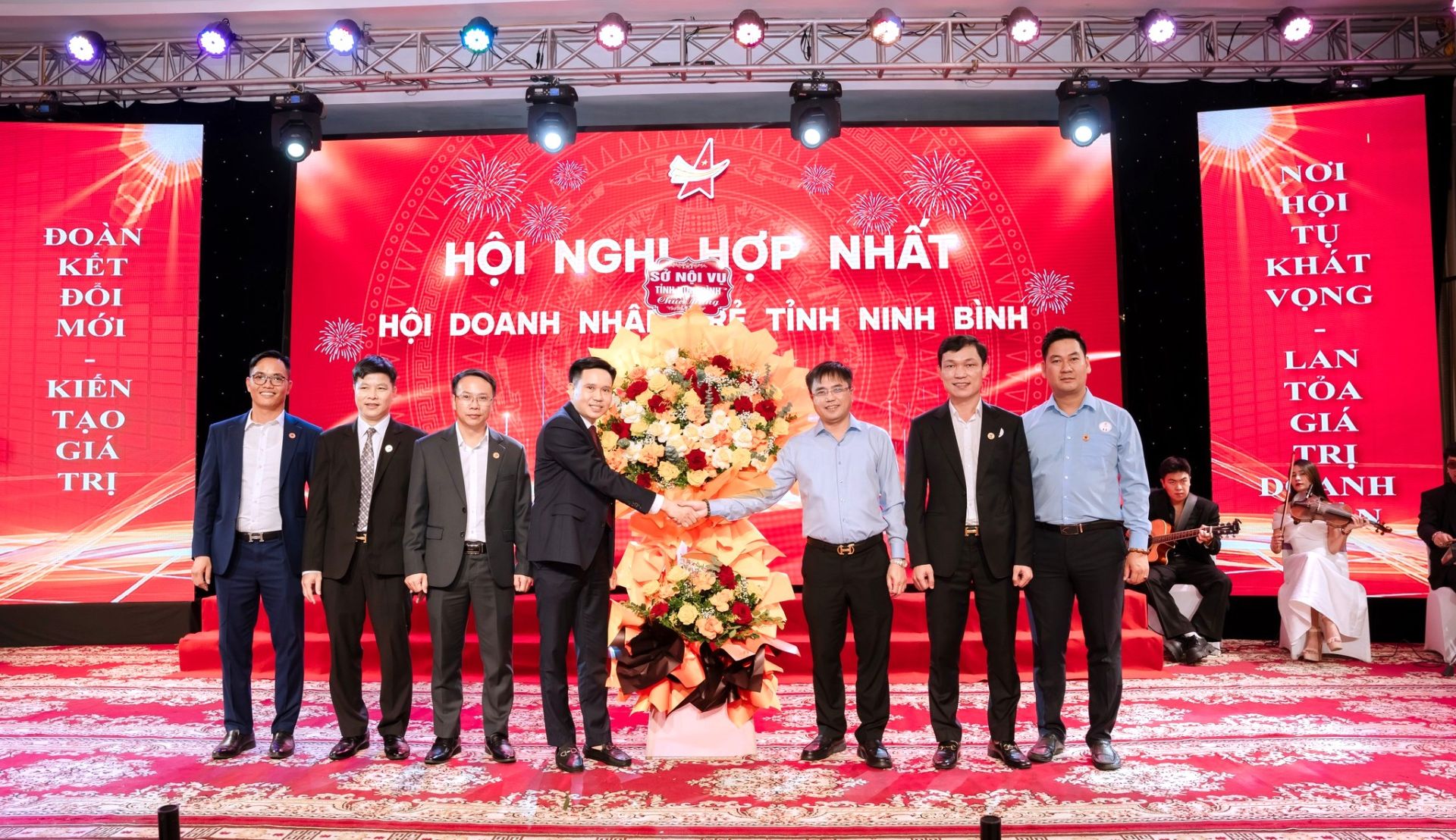 Lãnh đạo Sở Nội vụ tỉnh Ninh Bình tặng hoa chúc mừng